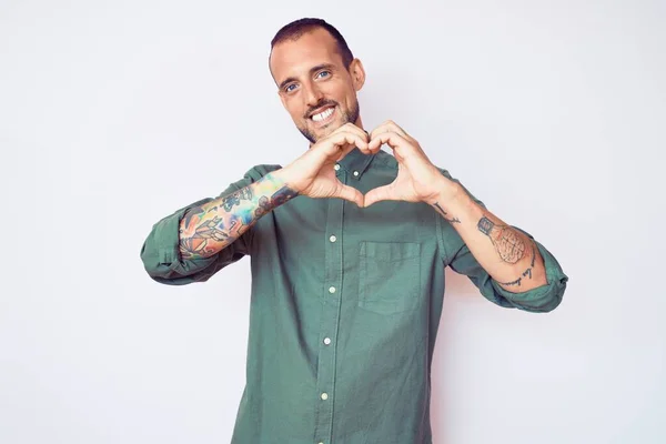 Ung Stilig Man Med Tatuering Bär Casual Kläder Ler Kärlek — Stockfoto
