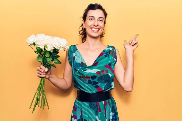 Jonge Mooie Spaanse Vrouw Met Bloemen Glimlachend Gelukkig Wijzend Met — Stockfoto