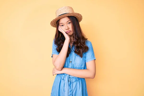 Jong Mooi Chinees Meisje Dragen Zomer Hoed Denken Kijken Moe — Stockfoto