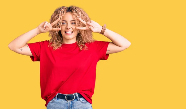 Jovem Loira Com Cabelo Encaracolado Vestindo Camiseta Vermelha Casual Fazendo — Fotografia de Stock