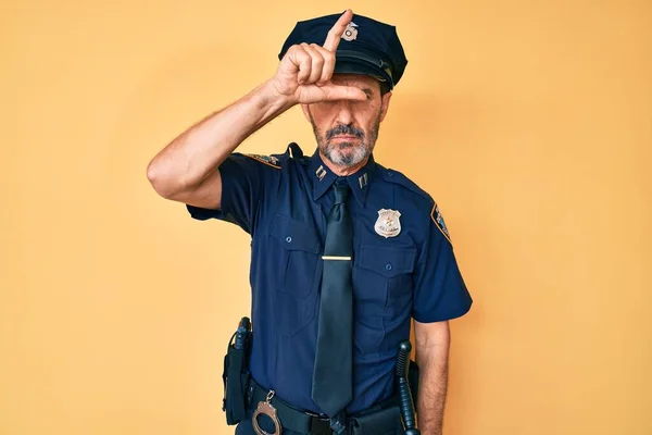 Homem Hispânico Meia Idade Vestindo Uniforme Policial Zombando Pessoas Com — Fotografia de Stock