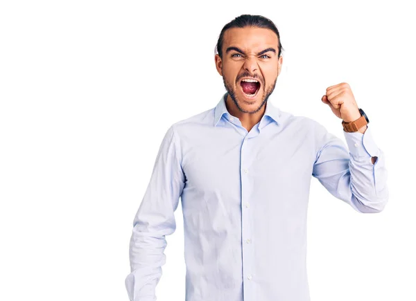 Kıyafetleri Giymiş Kızgın Kızgın Genç Bir Adam Öfkeyle Bağırırken Yumruğunu — Stok fotoğraf