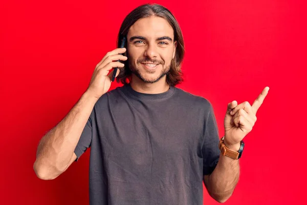 Genç Yakışıklı Adam Akıllı Telefondan Konuşuyor Gülümsüyor Mutlu Bir Şekilde — Stok fotoğraf