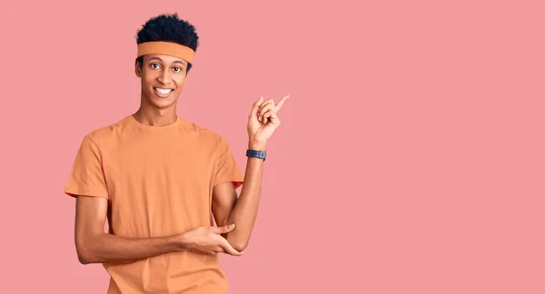 Junger Afrikanisch Amerikanischer Mann Sportbekleidung Lächelt Glücklich Und Zeigt Mit — Stockfoto
