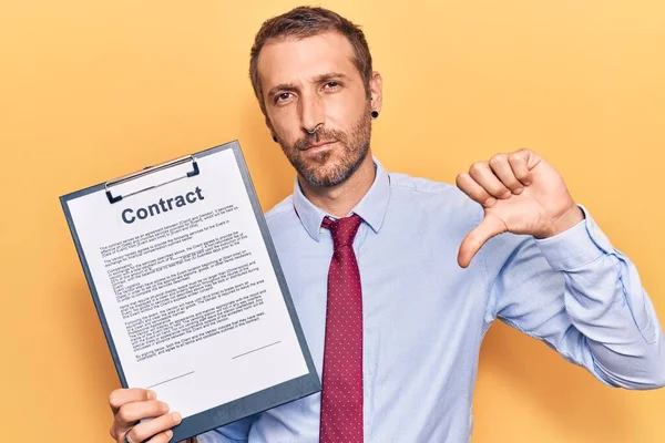 Joven Hombre Guapo Sosteniendo Portapapeles Con Documento Contrato Con Cara — Foto de Stock