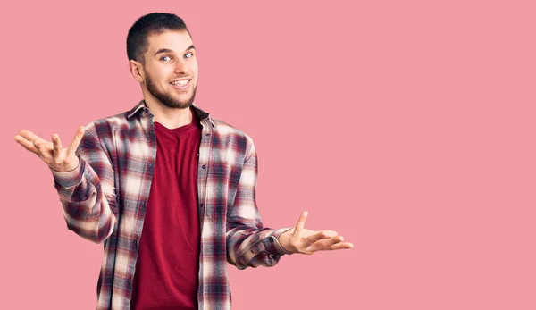 Jovem Homem Bonito Vestindo Camisa Casual Sorrindo Alegre Com Braços — Fotografia de Stock