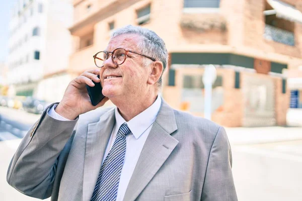 Senior Gråhårig Affärsman Som Använder Smartphone Promenader Gatan Staden — Stockfoto