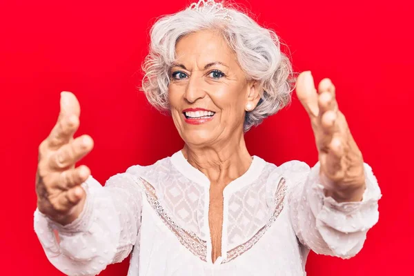 Donna Anziana Dai Capelli Grigi Che Indossa Abiti Casual Guardando — Foto Stock