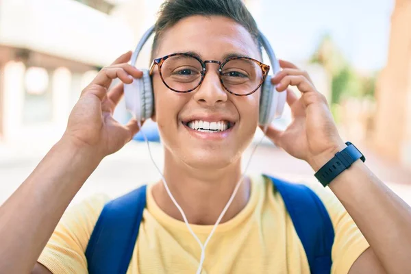 Joven Estudiante Hispano Sonriendo Feliz Usando Auriculares Caminando Calle Ciudad — Foto de Stock