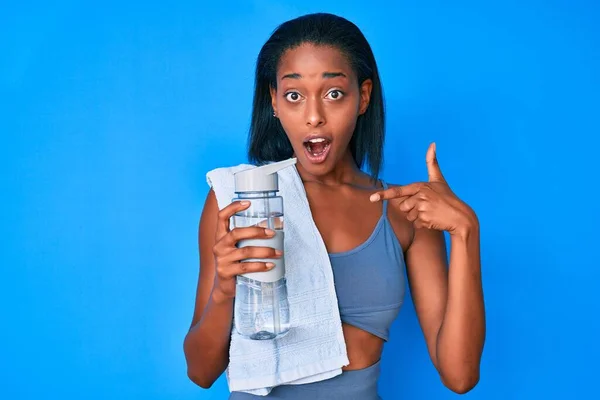 Молодая Африканская Американка Спортивной Одежде Пьет Бутылку Воды Улыбаясь Счастливо — стоковое фото