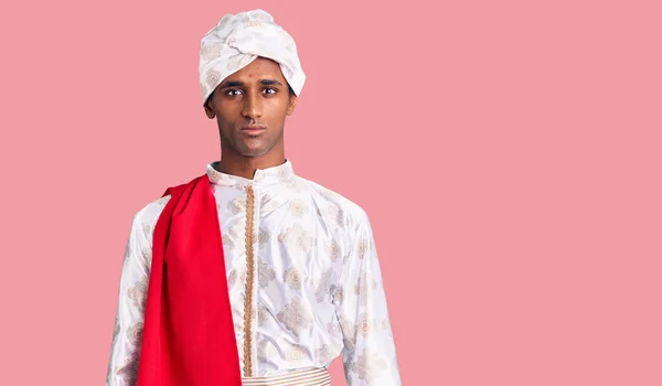 Geleneksel Sherwani Sari Giysisi Giyen Afrikalı Yakışıklı Adam Yüzünde Ciddi — Stok fotoğraf
