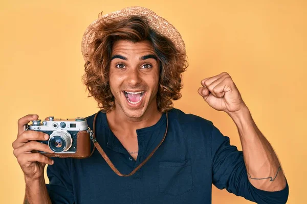 Ung Latinamerikan Man Bär Hatt Håller Vintage Kamera Skriker Stolt — Stockfoto