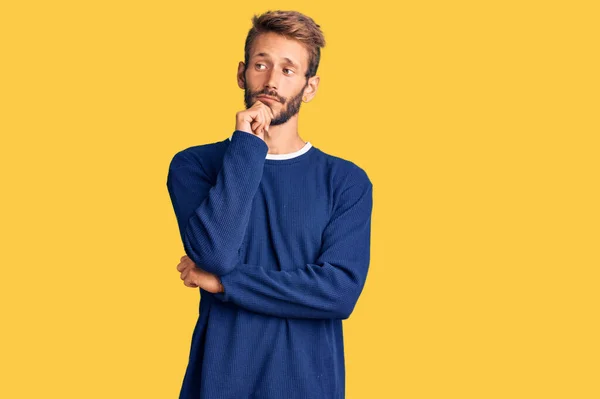 Bonito Loiro Com Barba Vestindo Camisola Casual Com Mão Queixo — Fotografia de Stock