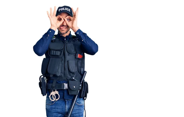 Ung Stilig Man Klädd Polisuniform Gör Gest Som Kikare Sticker — Stockfoto