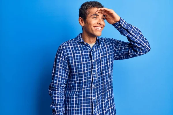 Jovem Americano Africano Vestindo Roupas Casuais Muito Feliz Sorrindo Olhando — Fotografia de Stock