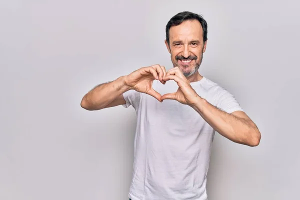 Homem Bonito Meia Idade Vestindo Camiseta Casual Sobre Fundo Branco — Fotografia de Stock