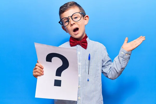 Lindo Niño Rubio Con Corbata Lazo Nerd Gafas Que Sostienen — Foto de Stock