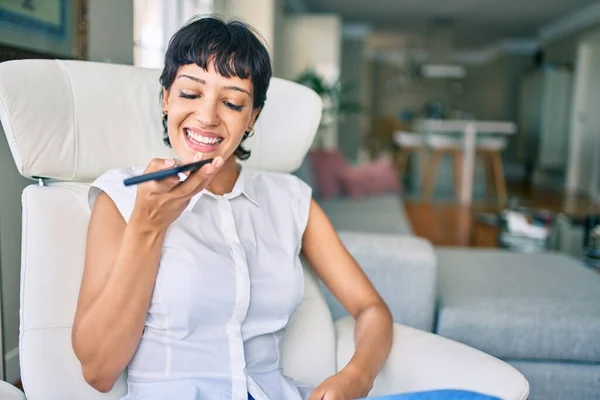 Schöne Brünette Frau Mit Kurzen Haaren Sitzt Hause Auf Dem — Stockfoto