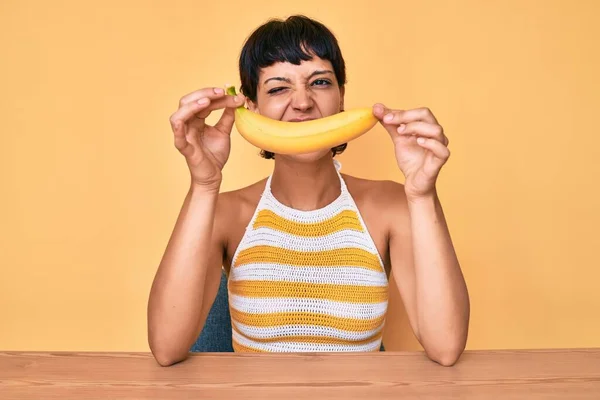 Брюнетка Подросток Бананом Смешная Улыбка Подмигивает Глядя Камеру Сексуальным Выражением — стоковое фото