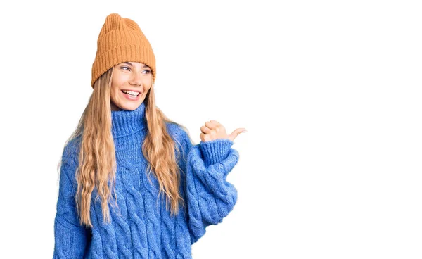 Schöne Kaukasische Frau Mit Blonden Haaren Trägt Wollpullover Und Wintermütze — Stockfoto