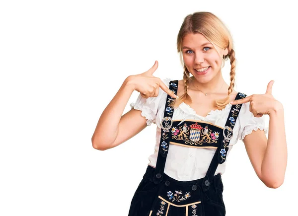 Nuori Kaunis Blondi Nainen Yllään Oktoberfest Mekko Näyttää Luottavainen Hymyillen — kuvapankkivalokuva