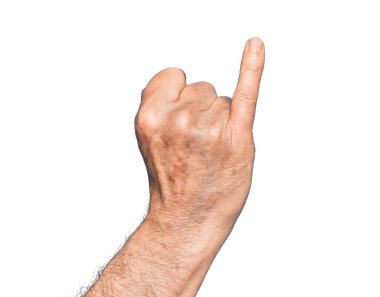 Kafkasyalı orta yaşlı bir adam, izole edilmiş beyaz arka planda serçe parmağıyla söz veriyor. Bir numara: