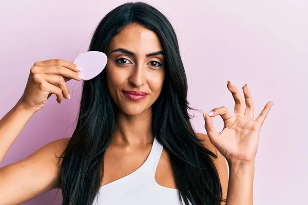 Vacker Latinamerikansk Kvinna Håller Makeup Svamp Gör Tecken Med Fingrar — Stockfoto