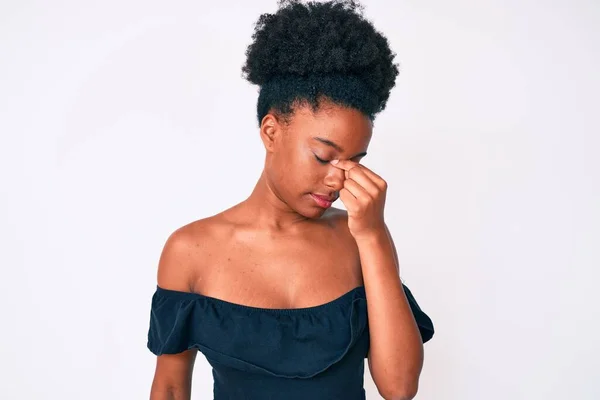 Jonge Afro Amerikaanse Vrouw Draagt Casual Kleding Moe Wrijven Neus — Stockfoto