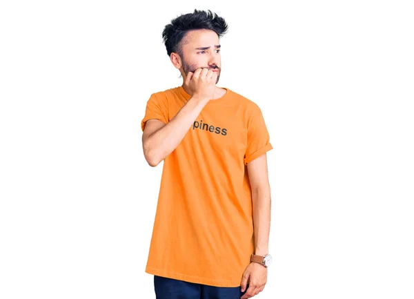 Giovane Uomo Ispanico Indossa Shirt Con Messaggio Parola Felicità Cercando — Foto Stock