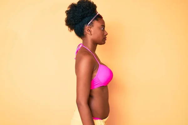 Mujer Afroamericana Joven Con Bikini Mirando Costado Pose Perfil Relajado —  Fotos de Stock