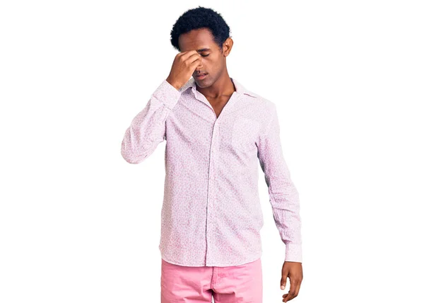 Африканський Вродливий Чоловік Рожевій Сорочці Втомився Терти Ніс Очі Відчули — стокове фото