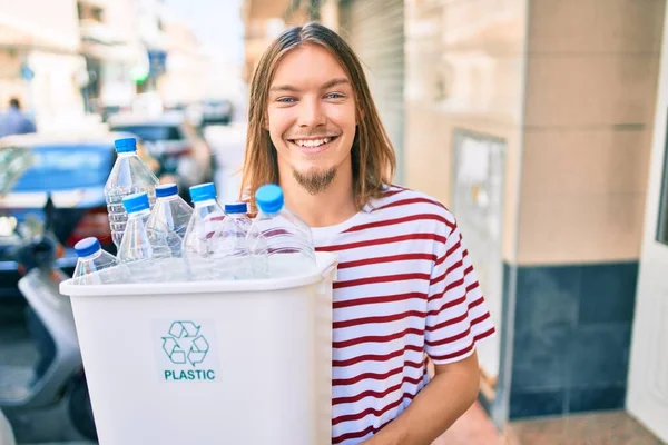 Jovem Caucasiano Com Cabelos Longos Loiros Barba Reciclando Garrafas Plástico — Fotografia de Stock