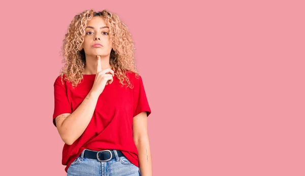 Junge Blonde Frau Mit Lockigem Haar Trägt Lässig Rotes Shirt — Stockfoto