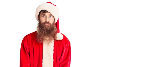 Uzun Sakallı Yakışıklı Noel Baba Kostümü Giyen Kederli Sinirli Korkmuş — Stok fotoğraf