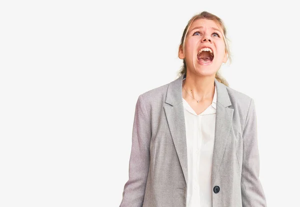 Zarif Bir Ceket Giyen Genç Sarışın Bir Kadın Kızgın Kızgın — Stok fotoğraf