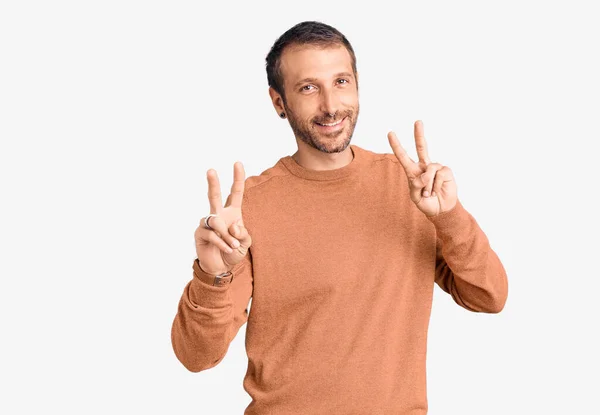Mladý Pohledný Muž Neformálním Oblečení Usmívající Kameru Ukazující Prsty Znamení — Stock fotografie
