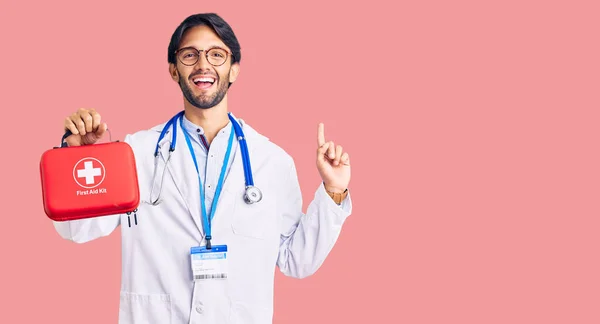 Bonito Homem Hispânico Vestindo Casaco Médico Segurando Kit Primeiros Socorros — Fotografia de Stock