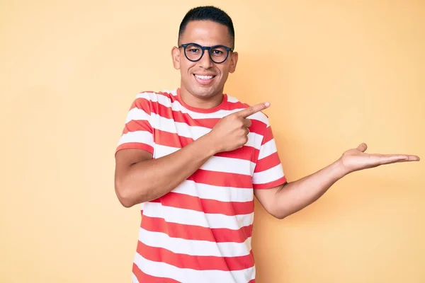 Homem Latino Bonito Jovem Vestindo Roupas Casuais Óculos Espantado Sorrindo — Fotografia de Stock