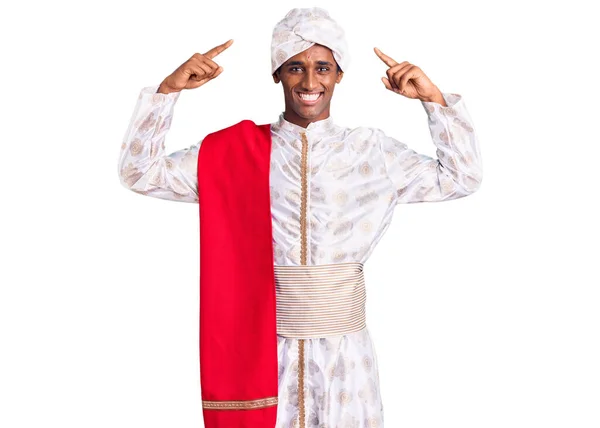 Afrikanischer Gutaussehender Mann Traditioneller Sherwani Sararee Kleidung Lächelt Und Zeigt — Stockfoto