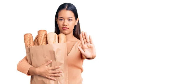 Молодая Красивая Латинская Девушка Держит Бумажный Пакет Хлебом Открытой Рукой — стоковое фото
