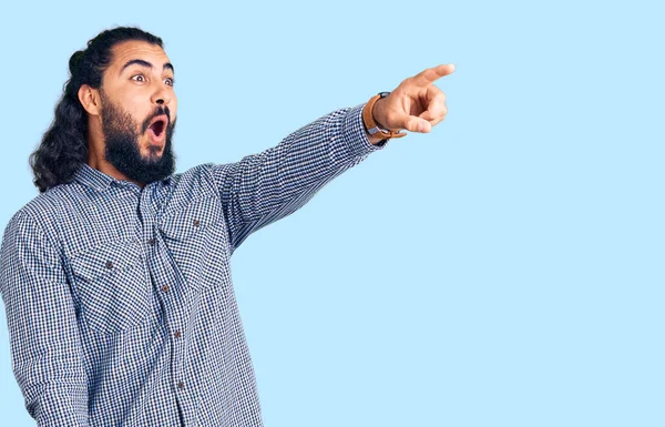 Jonge Arabier Man Draagt Casual Kleding Wijzen Met Vinger Verrast — Stockfoto