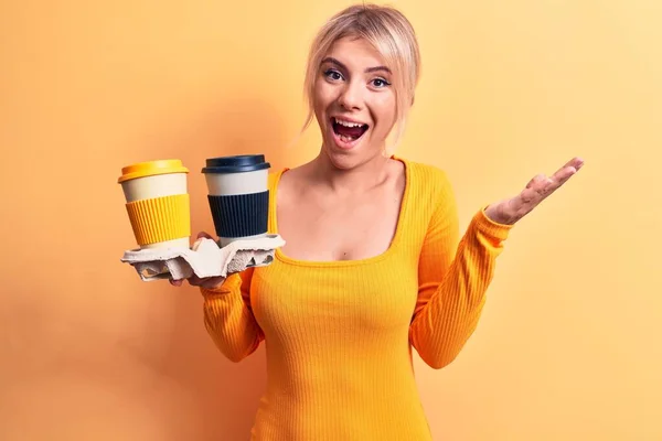아름다운 금발의 여자가 위에서 테이크 커피를 미소로 성취를 축하하며 우승을 — 스톡 사진
