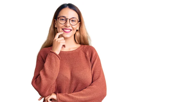 Mulher Bonita Vestindo Roupas Casuais Óculos Olhando Confiante Para Câmera — Fotografia de Stock