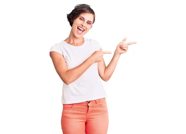 Mulher Bonita Com Cabelo Curto Vestindo Roupas Casuais Sorrindo Olhando — Fotografia de Stock