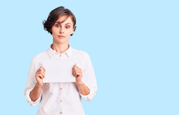 Bella Giovane Donna Con Capelli Corti Possesso Banner Vuoto Atteggiamento — Foto Stock