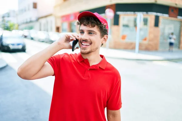 Fiatal Kaukázusi Futár Mosolyog Boldog Beszélgetések Okostelefonon Városban — Stock Fotó
