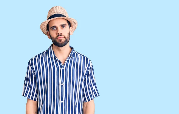 Joven Hombre Guapo Con Barba Con Sombrero Verano Camisa Rayas — Foto de Stock