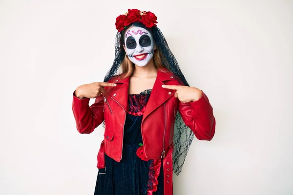 Mujer Vistiendo Día Del Traje Muerto Sobre Blanco Mirando Confiado — Foto de Stock