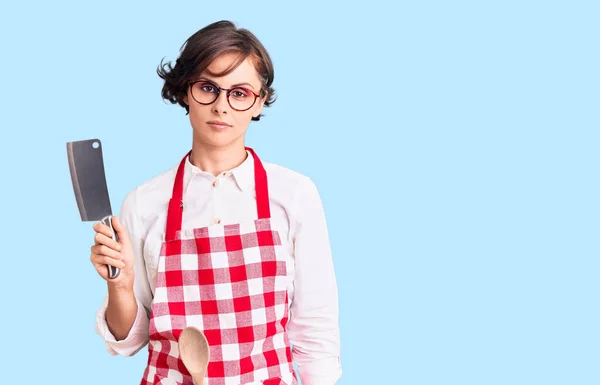 Schöne Junge Frau Mit Kurzen Haaren Trägt Professionelle Bäckerschürze Mit — Stockfoto