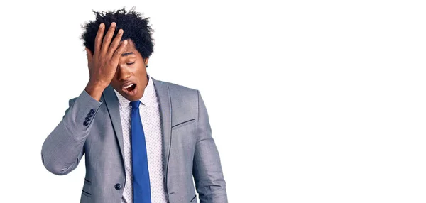 Όμορφος Αφροαμερικάνος Αφρο Μαλλιά Που Φοράει Επαγγελματικό Σακάκι Χασμουριέται Κουρασμένος — Φωτογραφία Αρχείου